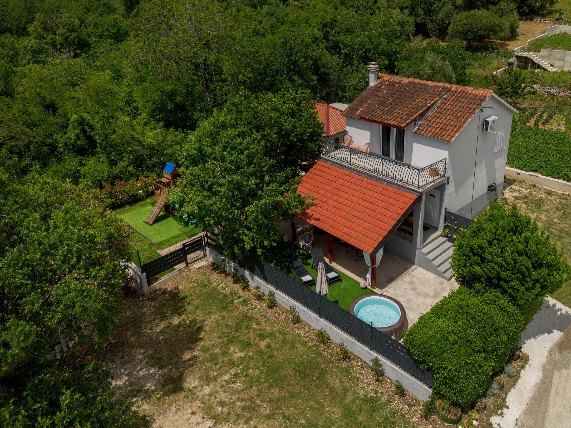House Madrino — village house with red tile roof in Kreševo Polje, Dalmatia